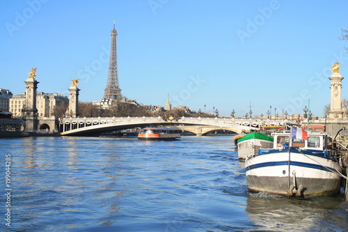 Très belle vue sur la Seine, la tour Eiffel et le pont Alexandre trois, Paris, France