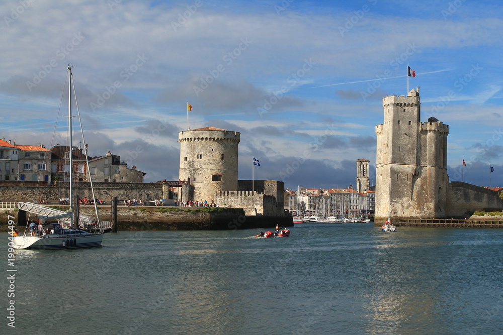 Les tours médiévales de la Rochelle et l'entrée du vieux port, Charente Maritime, France