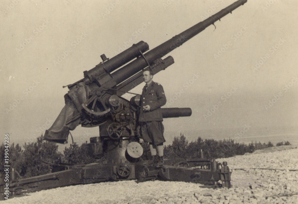 FOTO ANTICA CON MILITARE DELLA SECONDA GUERRA MONDIALE DAVANTI AD UN CANNONE