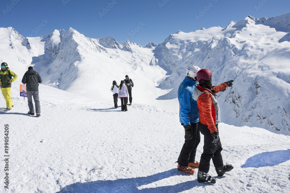 skifahrer gucken in die ferne  ein gletscher
