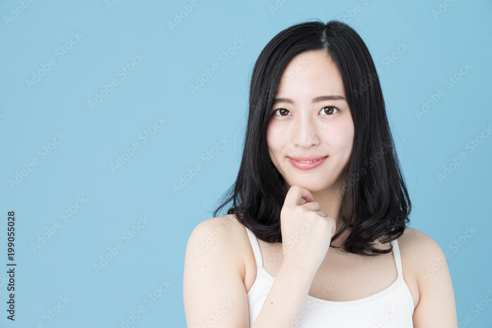 女性　ビューティー　ブルーバック