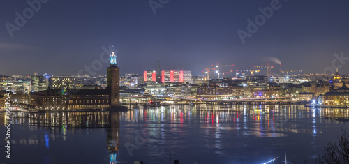 Stockholms Stadshus Tre kronor fotat en klar natt med Stockholms city i bakgrunden till höger photo