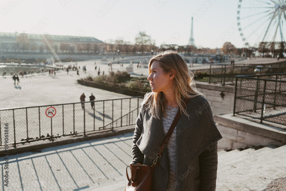 Εκτύπωση καμβά woman in paris with ferris wheel and eiffel tower in the background