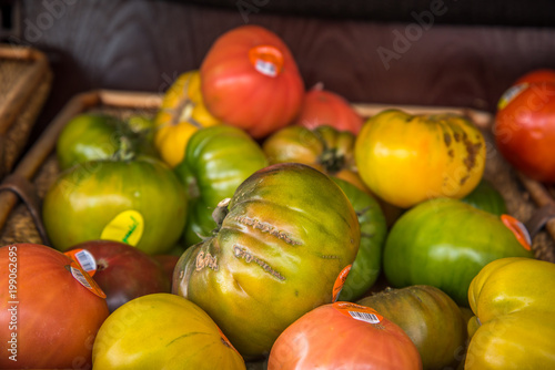 different colored tomatoes 