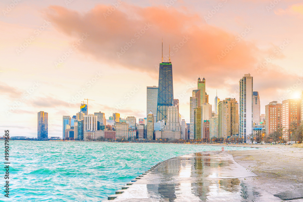 Naklejka premium Downtown chicago skyline o zachodzie słońca w stanie Illinois