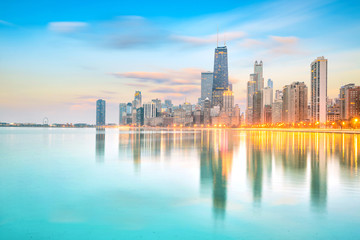 Fotobehang Chicago Downtown Chicago skyline in avondgloed  © f11photo