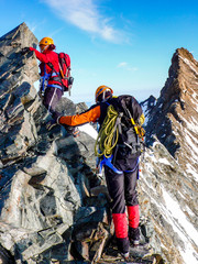 Canvas schilderij Alpinisme Bergbeklimmers op rotsachtige bergkam  © makasana photo