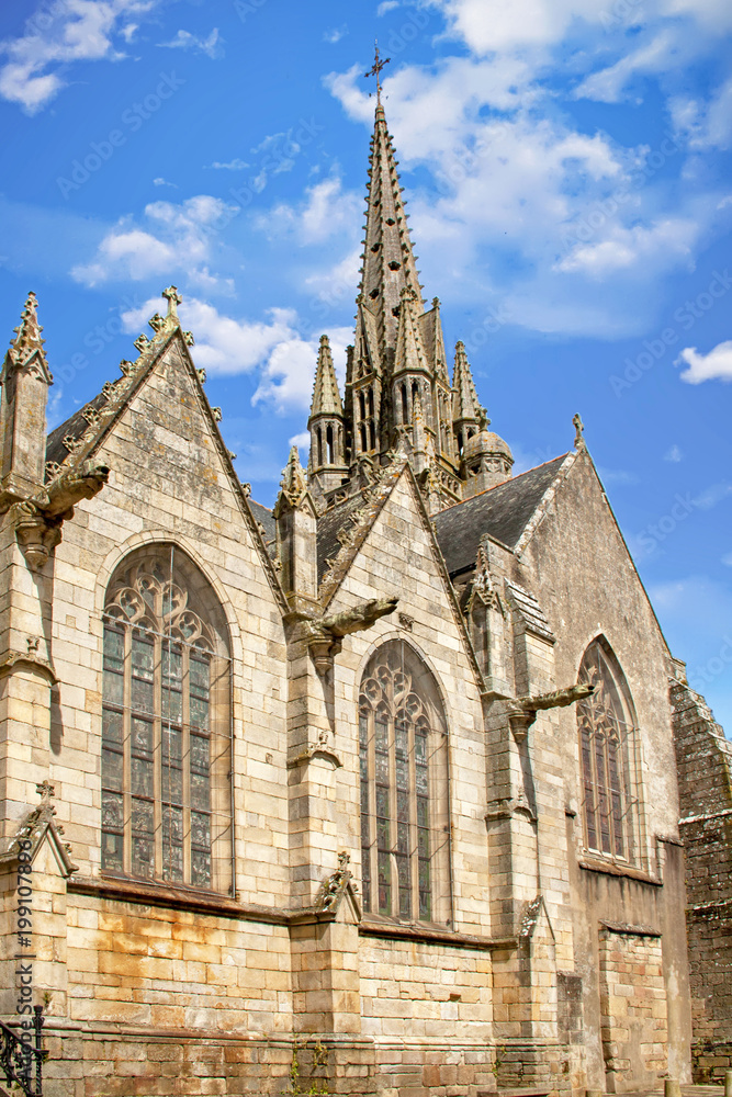 Fototapeta premium Josselin. Basilique Notre Dame du roncier vue de l'extérieur. Morbihan. Bretagne