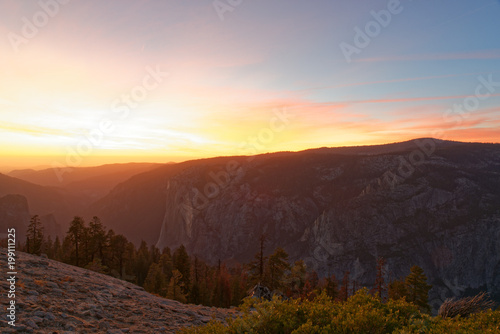 Sunset over Yosemite Valley © tristanbnz
