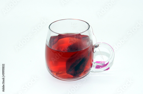 Glas Früchte Tee freigestellt auf weißem Hintergrund