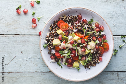 Canvas Print Salade d'été au Quinoa, Tomates, Avocat, Graines Germées et Sauce Tahini