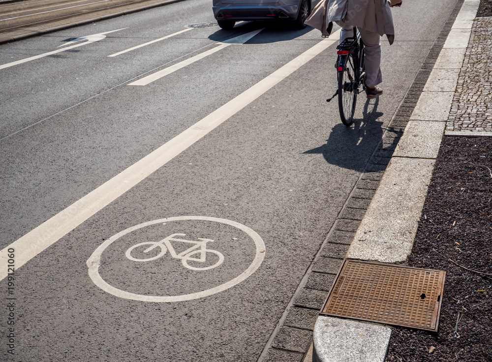 Obraz premium Radweg an einer Straße