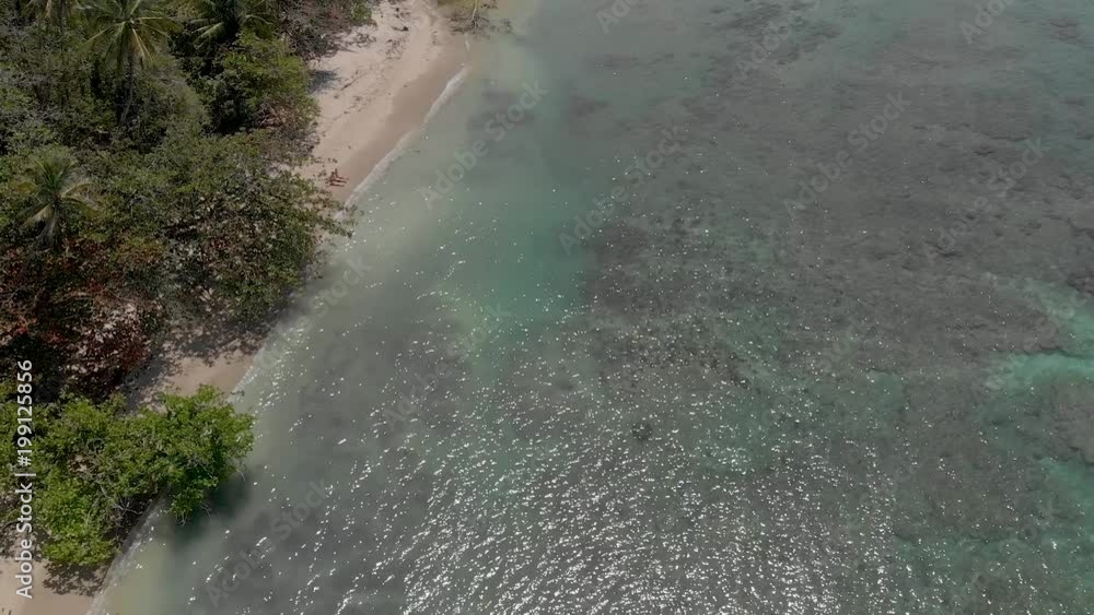 Naturstrand mit glasklarem Wasser Naturstrand mit glasklarem Wasser