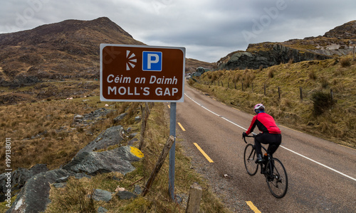 Fotografía Cyclist on the road through Molls Gap in the ring go Kerry, Ireland