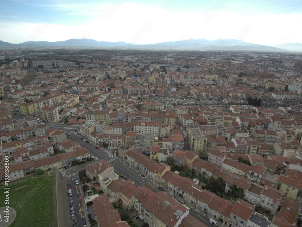 Perpiñán,ciudad de Francia fronteriza con España y bañada por el Mediterráneo. Fue la capital del Reino de Mallorca durante el s. XIII Fotografia aerea con Drone