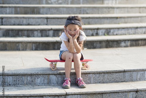 スケートボードに座る女の子 © hakase420
