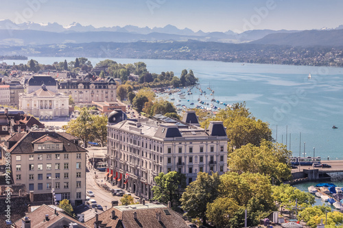 Historic Zürich center with Opera House, Limmat river and Zürichsee, Switzerland. Historisches Zentrum von Zürich mit der berühmten Opernhaus, Limmat, Zürichsee, Schweiz.