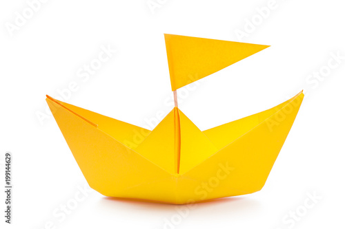 Foto origami paper boat isolated on white background
