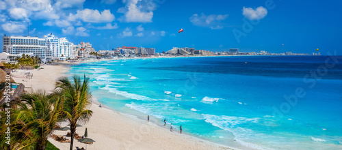 Fototapeta Naklejka Na Ścianę i Meble -  Cancun showing blue waters