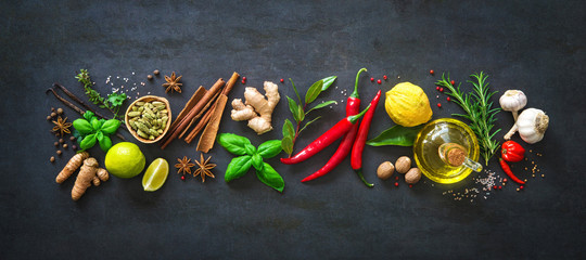 Leinwandbilder Kräuter Aromatische Kräuter und Gewürze zum Kochen  © Alexander Raths