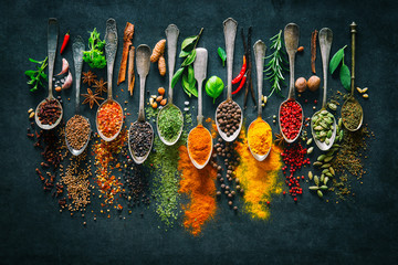 Foto auf Leinwand Küche Kräuter und Gewürze zum Kochen auf dunklem Hintergrund  © Alexander Raths