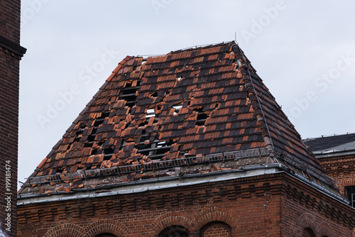 Altes Marodes Dach, loch im Dach, löchriges altes Dach