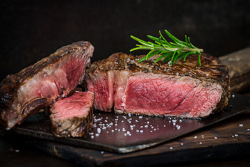 Fototapete Steakhouse Gegrilltes Steak in Pfanne serviert  © BBQ-Fotos