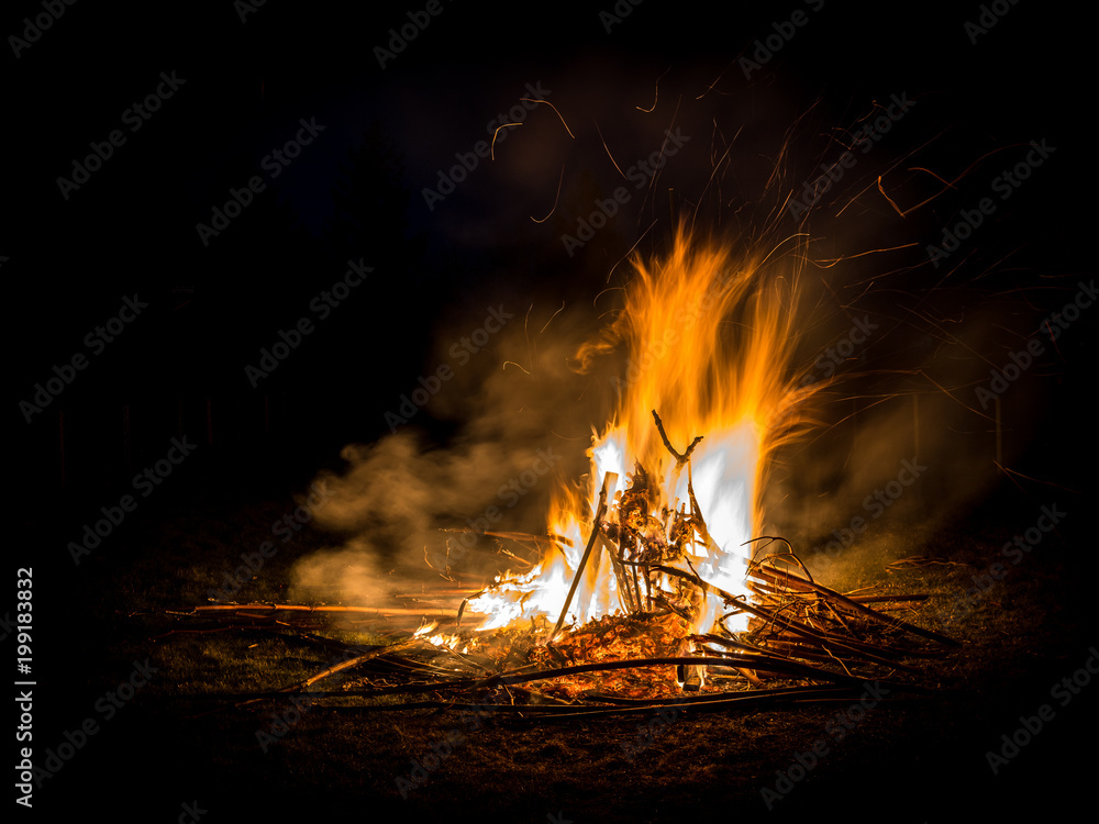 Brennender Holzhaufen, Wunderschönes Feuer Brennender Holzhaufen, Wunderschönes Feuer