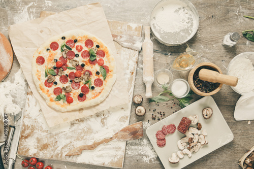 Top view cooking pizza. Ing...