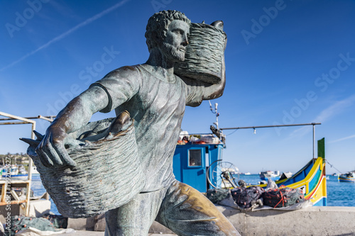 Statua in bronzo nel villaggio di pescatori di Marsaxlokk, Malta