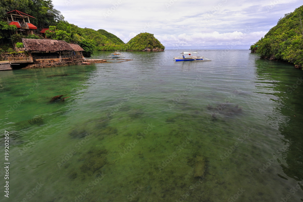 Φωτογραφία Balangay or bangka boats anchored-bay near Tinagong Dagat island