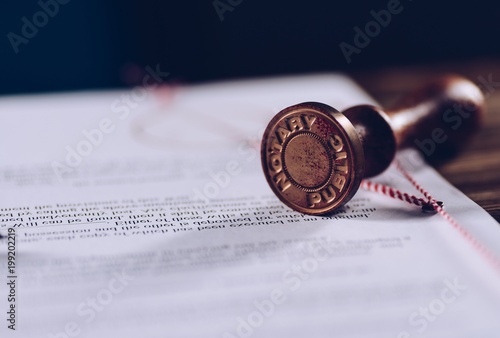 Obraz na płótnie Notary public ink stamp on signed document. w salonie
