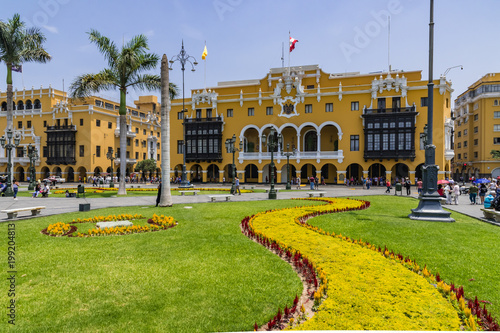 Lima Hauptplatz den Plaza de Armas mit Regierungsgebäude  photo