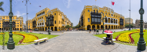 Panoramablick vom Lima Hauptplatz den Plaza de Armas mit Regierungsgebäude 