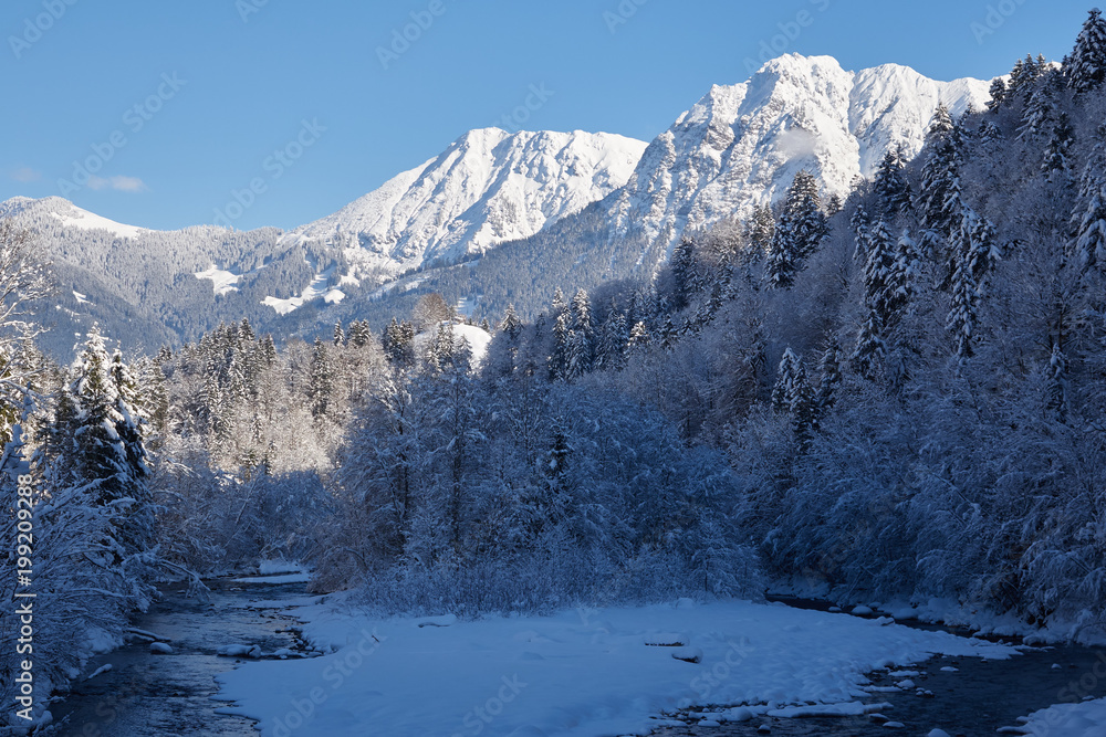 Fototapeta premium Blick vom verschneiten Breitachtal auf Rubihorn und Nebelhorn