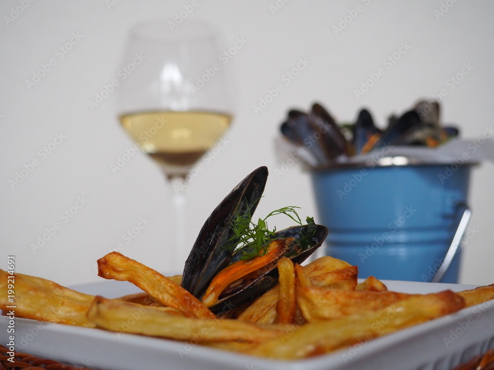 moules marinières au vin blanc et frites Stock Photo Adobe Stock