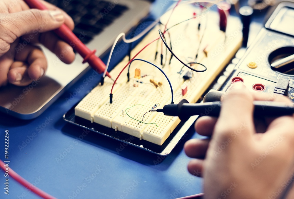 Ταπετσαρία Closeup of multimeter measuring breadboard