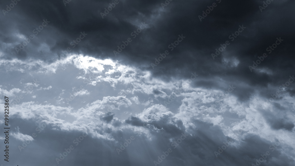 Obraz premium Sunshine through the clouds