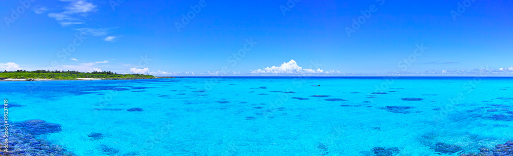 真夏の宮古島・下地空港沿いに広がる綺麗な海(パノラマ)
真夏の宮古島・下地空港沿いに広がる綺麗な海(パノラマ)