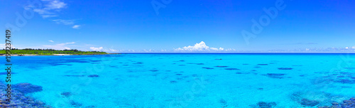 真夏の宮古島・下地空港沿いに広がる綺麗な海(パノラマ)