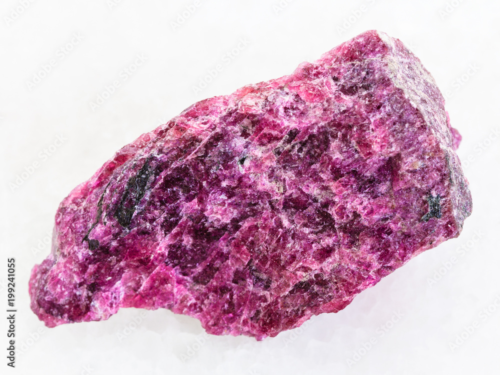 Fototapeta premium surowy kamień Eudialyte na białym marmurze