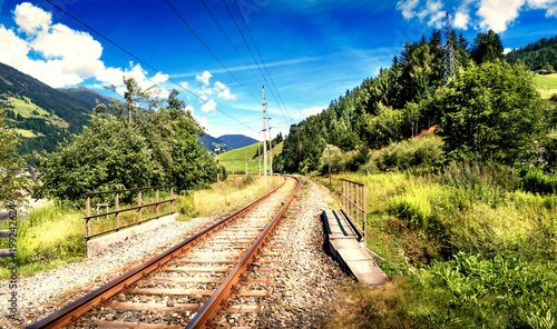 veduta di binari ferroviari in montagna

 photo
