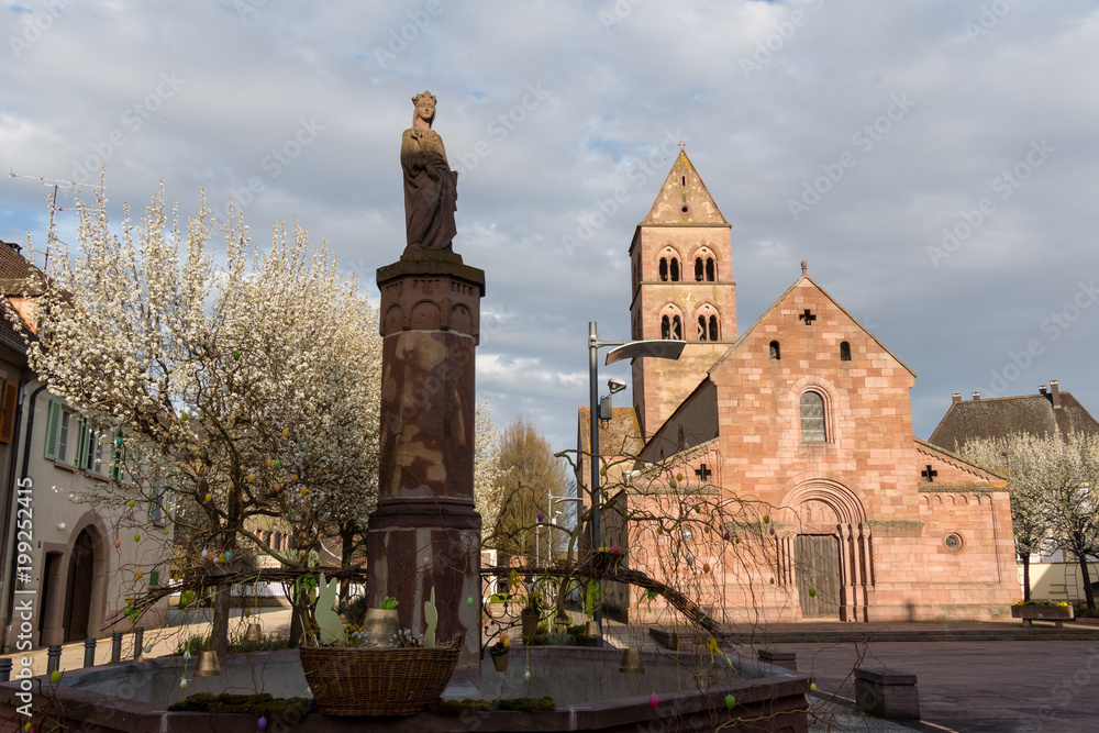 Sainte Richarde, fontaine en grès rose, et ses décorations de Pâques, place de l’église de Sigolsheim, Kaysersberg vignoble.