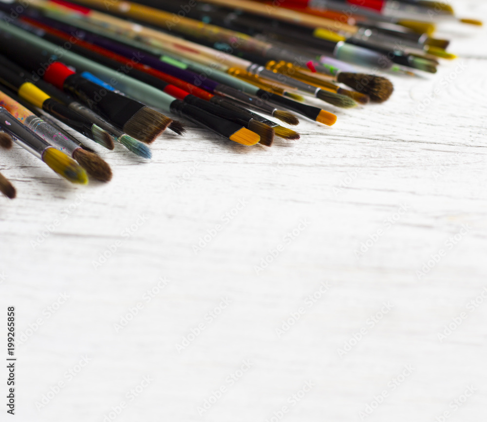 Obraz premium Artist brushes on white wooden background