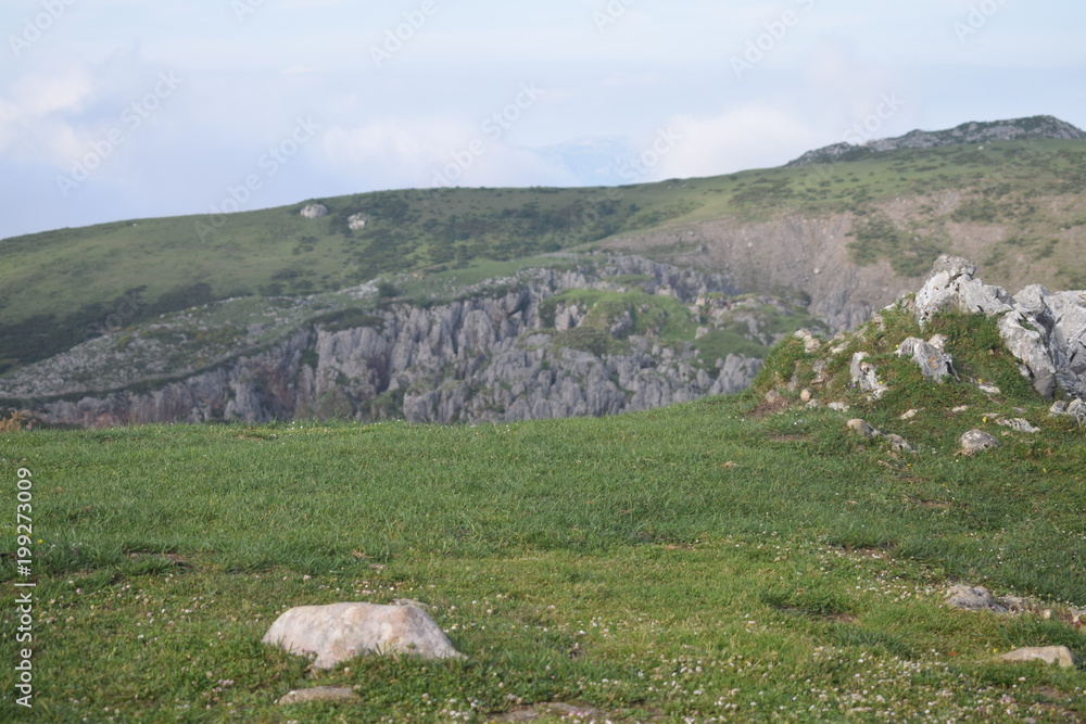 Montaña ubicada en los lagos de covadonga en asturias