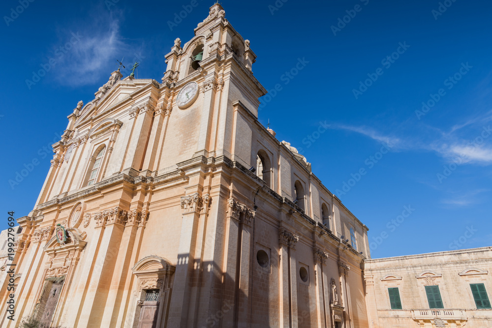 Facciata della cattedrale barocca di San Paolo nella città fortificata di Mdina, Malta