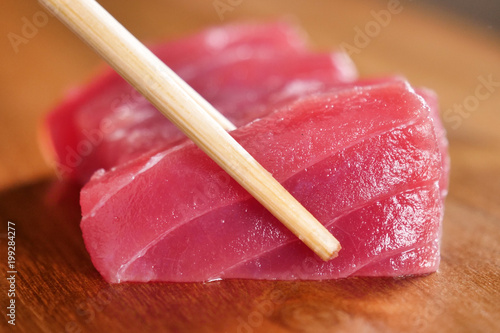 Makro strzał sushi, sashimi, uramaki i nighiri. typowe japońskie danie składające się z ryżu, łososia lub tuńczyka, krewetek i jaj rybnych namoczonych w soi. Koncepcja: japońska restauracja, sushi,