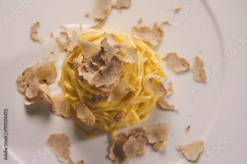 Konstfotografi Egg pasta dish, typical Italian, with fine white truffle grated on top