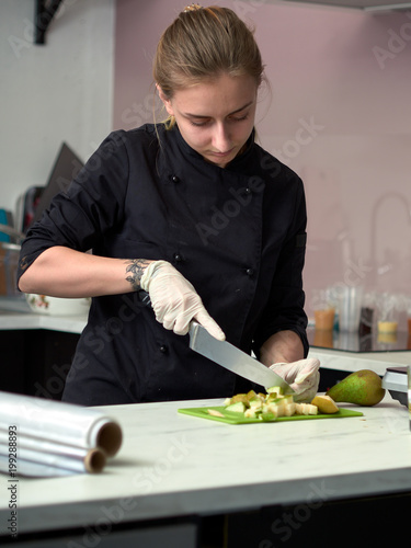 Foto Step-by-step preparation of black designer cake