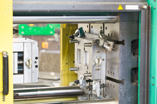 Molding machine for plastic parts